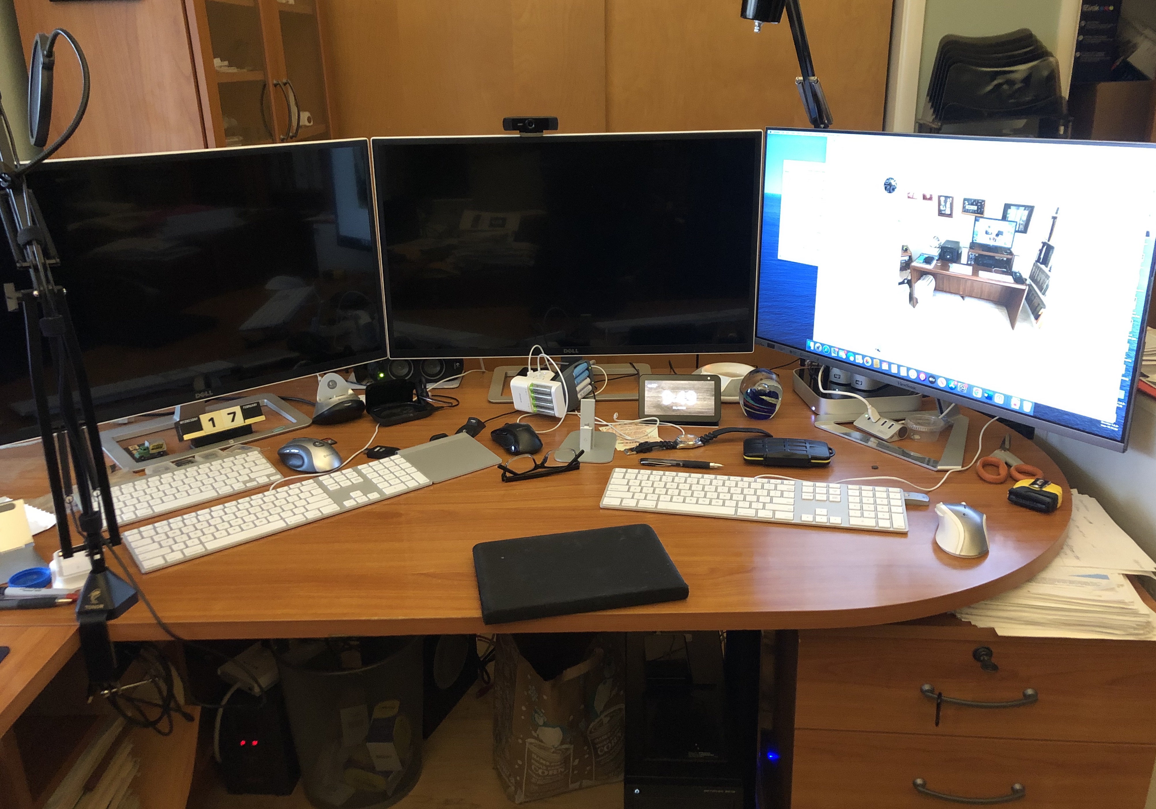Desk.jpg